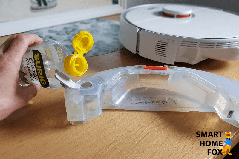 Adding vinegar to the water tank of a vacuum-mopping robot